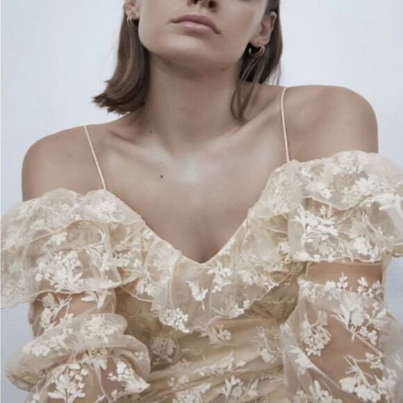 Zara Elegant Cream Lace Overlay Cold Shoulder Blouse Sz XS - Picture 1 of 8